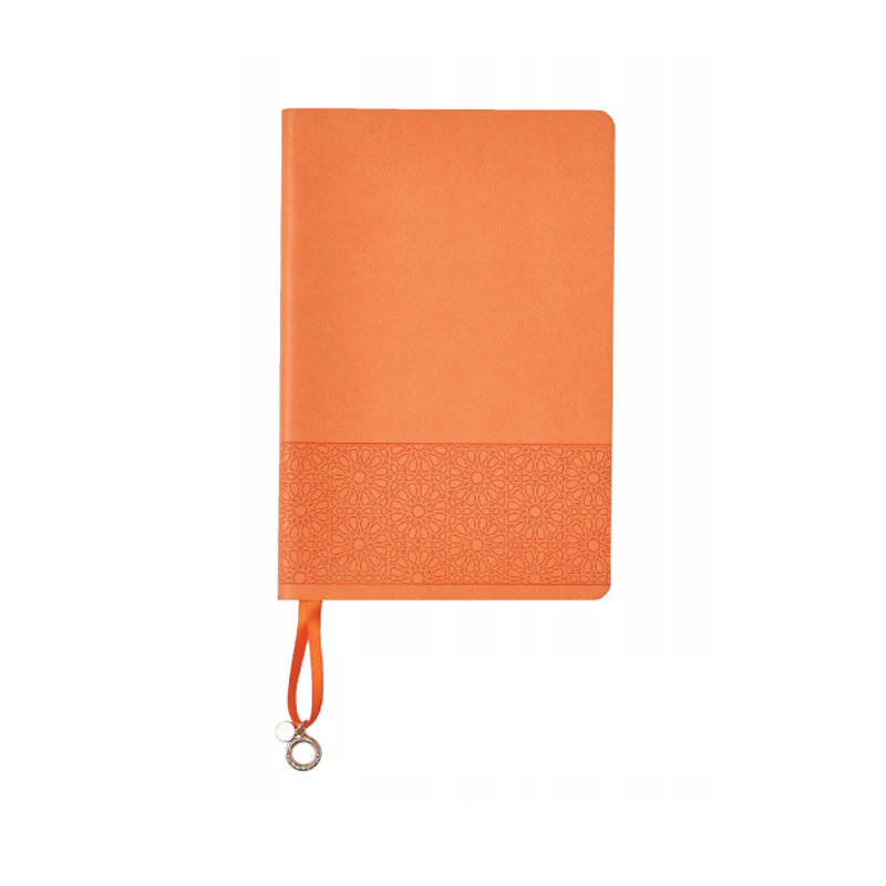 Cuaderno con marcador de cinta y etiqueta metálica