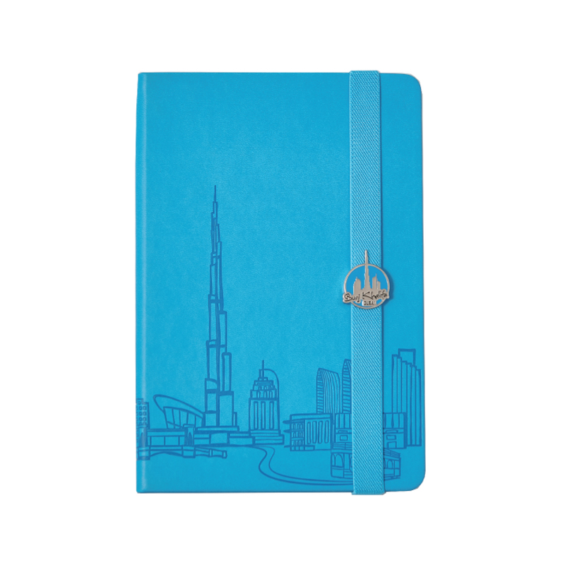 Cuaderno con correa y etiqueta con hebilla metálica